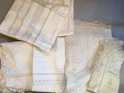 Lot comprenant : une nappe en toile blanche...