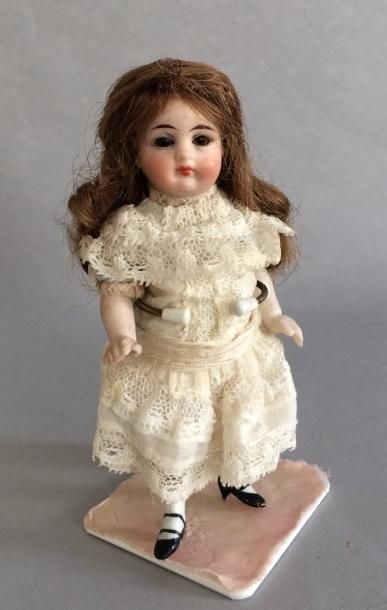 Mignonnette en porcelaine, bouche fermée,...