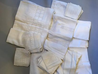 Lot comprenant : trois nappes damassées ;...