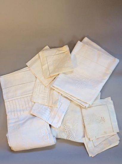 Lot comprenant : une parure de lit en toile...