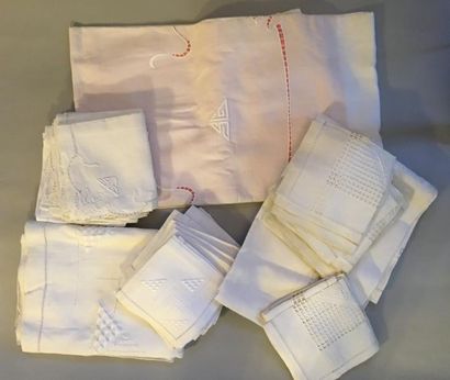 Lot comprenant : une nappe brodée et ajourée...