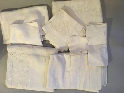 Lot comprenant : une nappe à thé en toile...