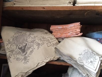 Lot comprenant : nappes, en toile grège ajourée...