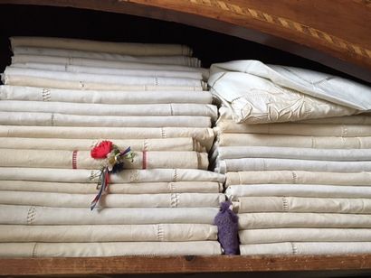 Très fort lot de draps ajourés et brodés...