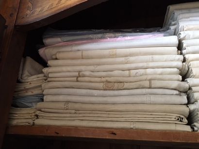 Très fort lot de draps ajourés et brodés...