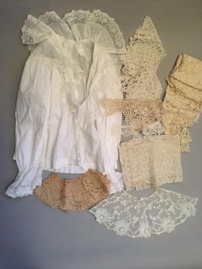 Corsage en coton blanc, poignets et encolure...