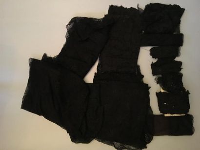 Dessus de robe en Chantilly noire avec large...