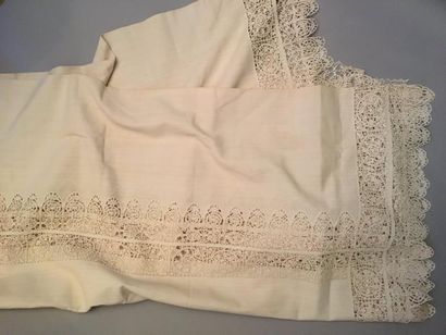 Grande nappe en coton, incrustations de dentelle...