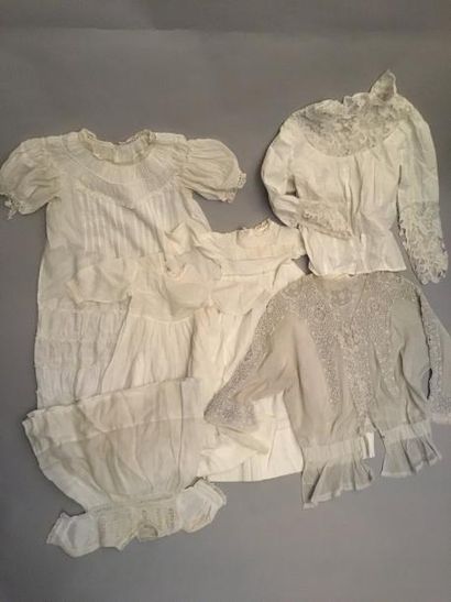 Lot comprenant : quatre robes d’enfant en...