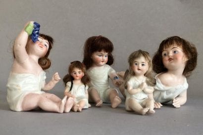 Groupe de cinq mignonnettes en biscuit peint,...