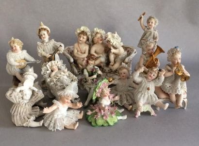 Ensemble de treize sujets en biscuit ou porcelaine...