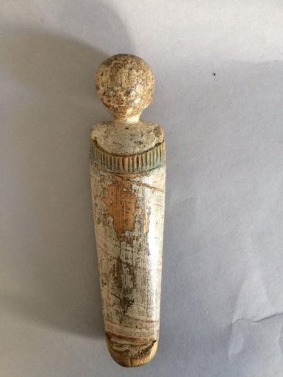Poupée en bois anciennement polychrome présentant...
