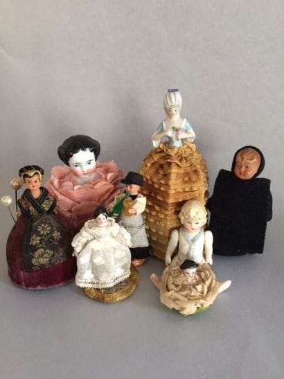 Lot comprenant : 

- une demi-poupée en porcelaine...