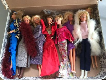 Lot de huit poupées Barbie en costume de...