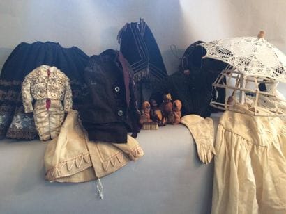 Lot d’accessoires et d’habits de poupée,...