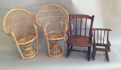 Mobilier de poupée comprenant : deux fauteuils...