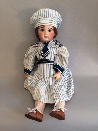 Poupée, tête en porcelaine marquée Limoges...