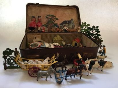 Dans une valise en carton, un petit ensemble...