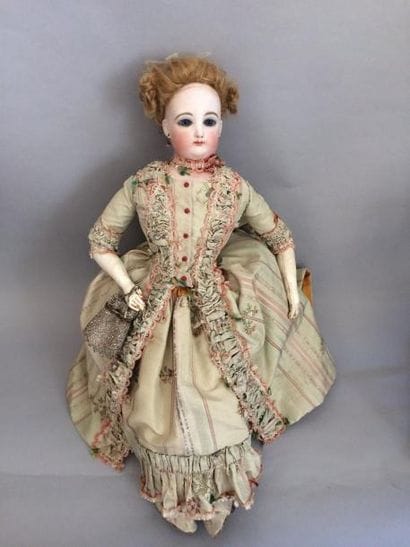 Poupée de mode, tête en porcelaine marquée...