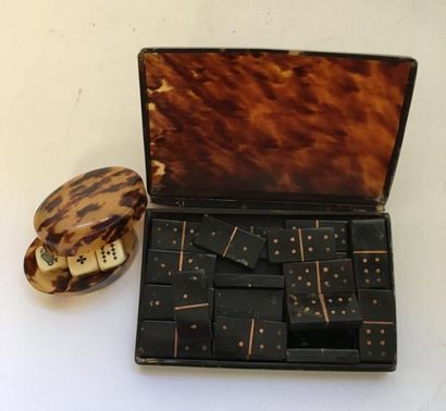 Jeu de dominos dans une boîte en écaille...