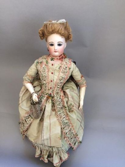 Poupée de mode, tête en porcelaine marquée...