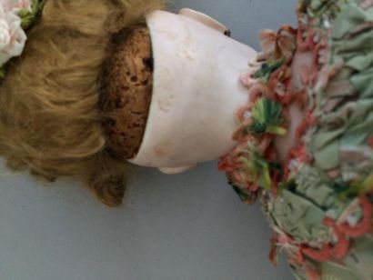 Poupée de mode, tête en porcelaine marquée...