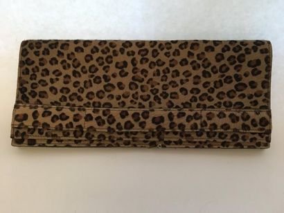 Mika SAROLEA. Pochette en cuir, l’extérieur...