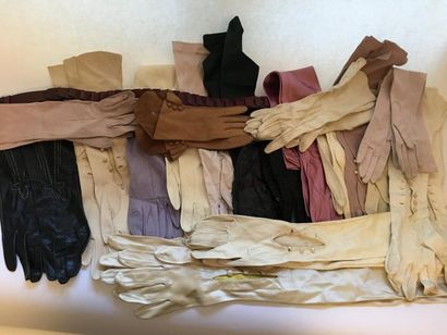 Important lot de gants anciens en cuir ou...