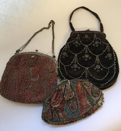 Lot de trois sacs : un en velours marron...