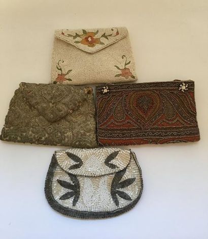 Ensemble de quatre bourses en broderie de...