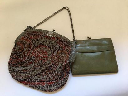 Sac en perlé, la monture en métal argenté,...