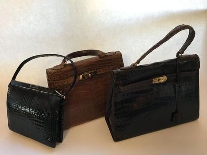 Trois sacs en crocodile de couleur marron...