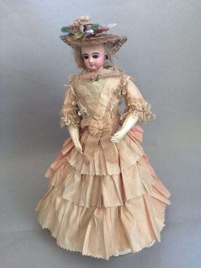 Poupée de mode, tête en porcelaine marquée...