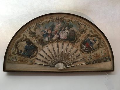 Eventail en os repercé et doré, la feuille...