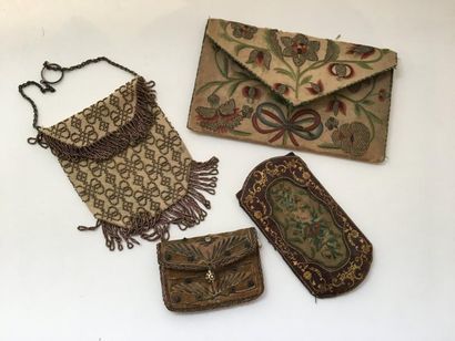 Lot comprenant : une pochette en soie crème...