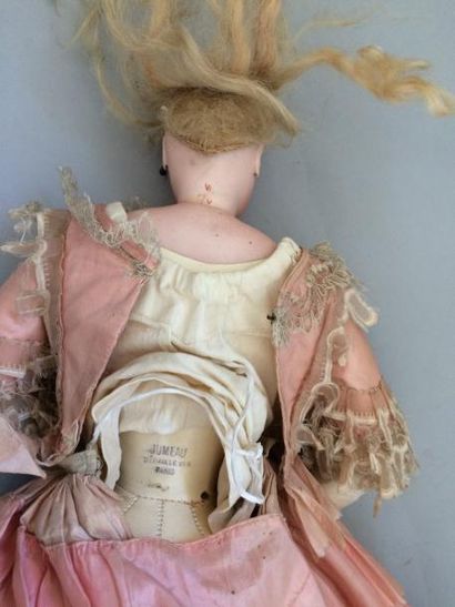 Poupée de mode, tête en porcelaine marquée...