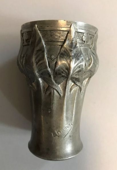 Léon KANN (1859-1925)
Petit vase en étain,...