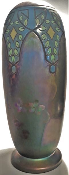 Ensemble composé de:
- MONTIERES: Grand vase...