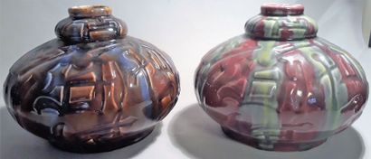 Deux vases, de forme boule à panse aplatie...