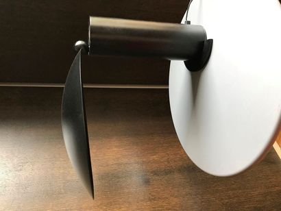 Lampe de bureau en métal laqué noir, le fût...