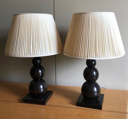 Paire de lampes, en bois à patine foncée...