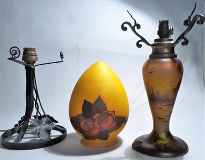 Ensemble composé de:
- PEYNAUD. Pied de lampe...