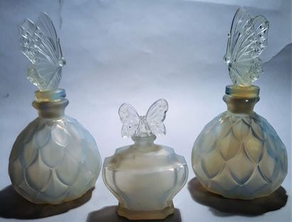 SABINO FRANCE
Paire de flacons en verre opalescent...