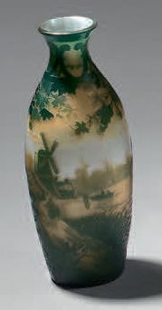 DE VEZ
Petit vase de forme balustre en verre...