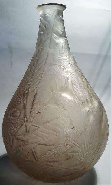 R.LALIQUE
Vase SAUGE en verre moulé pressé...