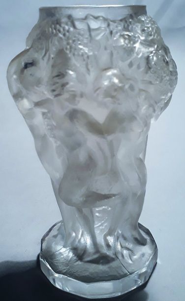 DETEL
Vase en verre moulé pressé à décor...