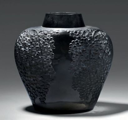R.LALIQUE (1860-1945)
Vase Poivre en verre...