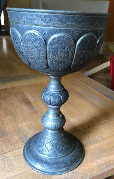 Grande coupe sur pied en métal damasquiné,...