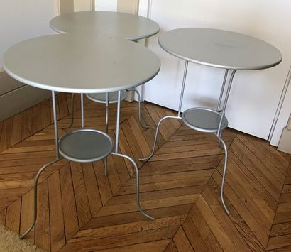 Trois sellettes en métal laqué gris métallisé,...