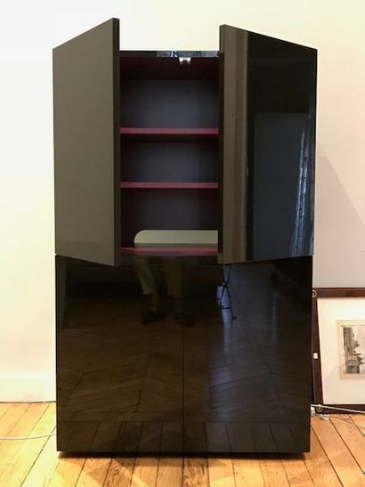 Ensemble de mobilier de bureau en laque noire...